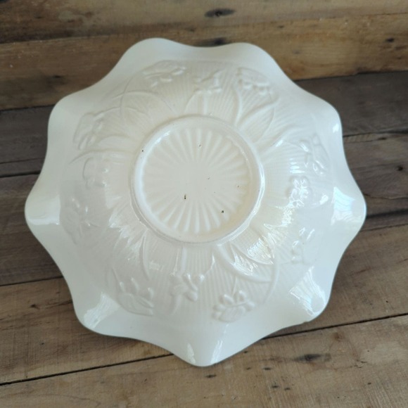 Vintage White Ceramic Bowl with Red Apples - Picture 8 of 11